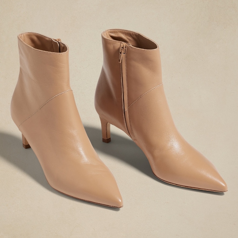 Reduced! BANANA REPUBLIC Italian Leather Ankle Boot in Natural, Size 9/9.5